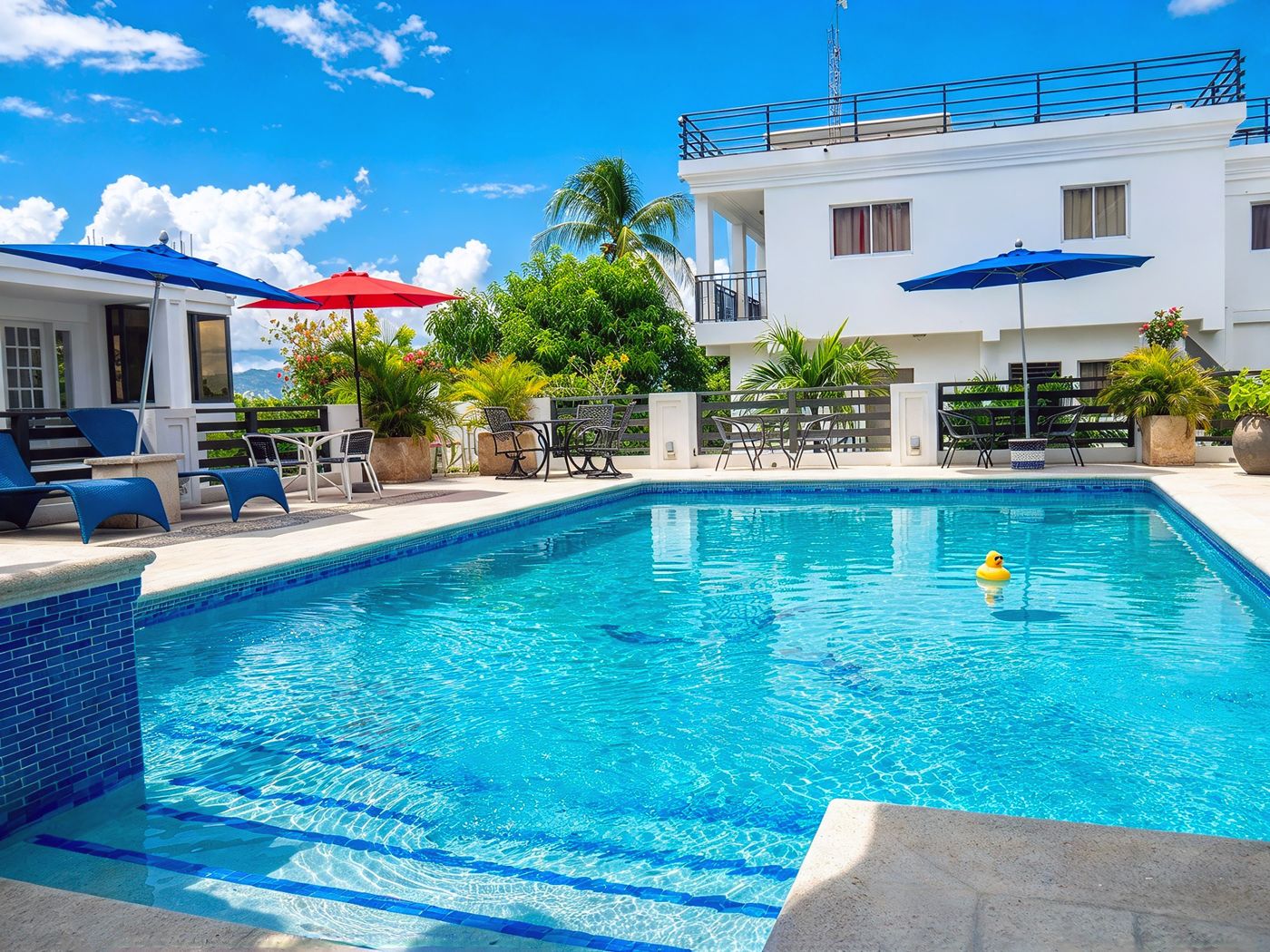 La piscine de SAMS Hotel au soleil